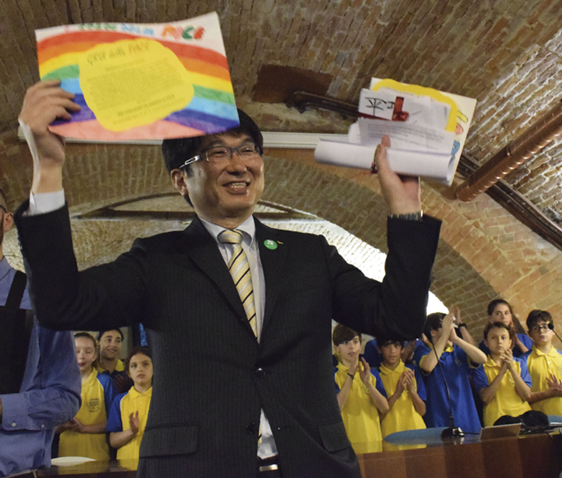 Sindaco di Nagasaki Taue a Borgonovo Val Tidone durante l'incontro con i sindaci e i bambini